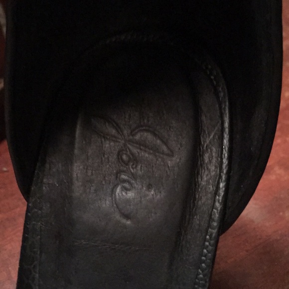 Blk/Wht Ankle Strap Heel size 391/5 worn once - Picture 4 of 4